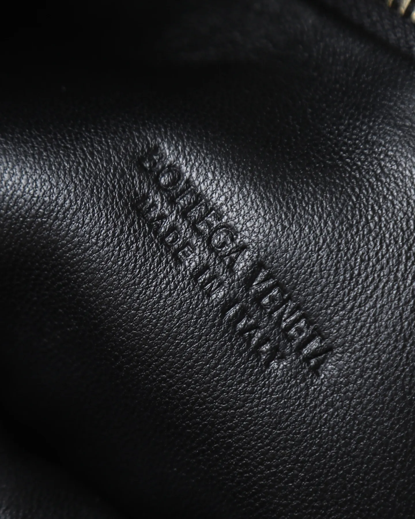 800. Bottega veneta͙.——-The latest braided and knotted hobo🔥 The top-grade lambskin leather is very soft, the bag shape is unique, practical and durable. It retains the traditional weaving elements while being a bit more flamboyant ~ Made of hand-woven sheepskin, zipper opening and closing, curved seamless structure, effortless to match. Highly recommended⚠️⚠️⚠️ The most high-end in the market🌈Welcome to compare [Factory complete package] size: 23x15x5cm.   Model: 651876